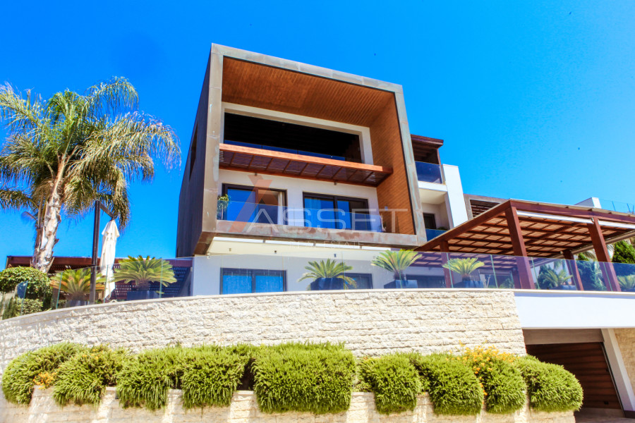 4 Bdr LUXURIOUS SEAFRONT VILLA IN AGIOS TYCHONAS