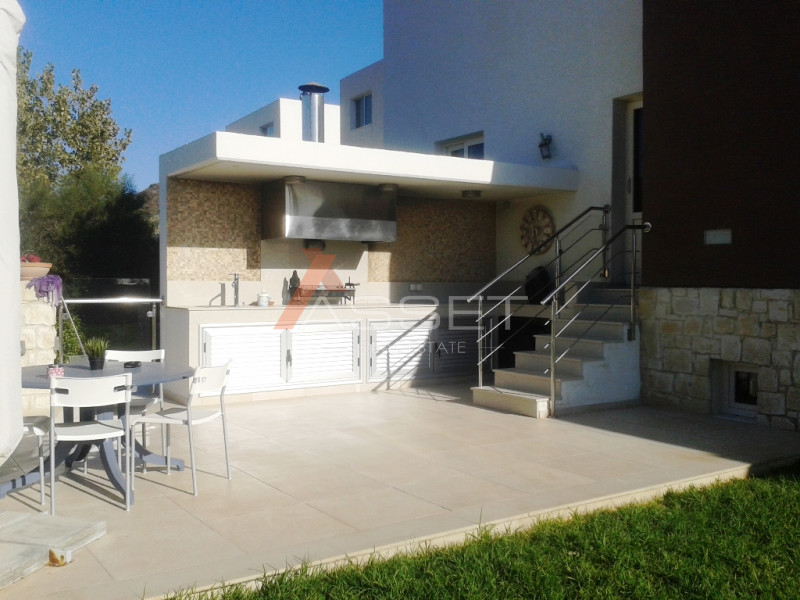 3+2 Bdr VILLA IN PANTHEA AREA