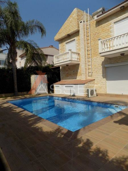 3 Bdr VILLA WALKING DISTANCE TO THE SEA