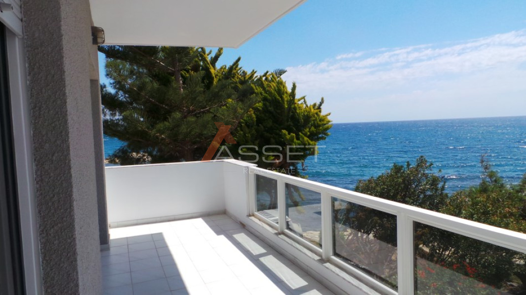 2 Bdr BEACHFRONT APARTMENT IN LIMASSOL